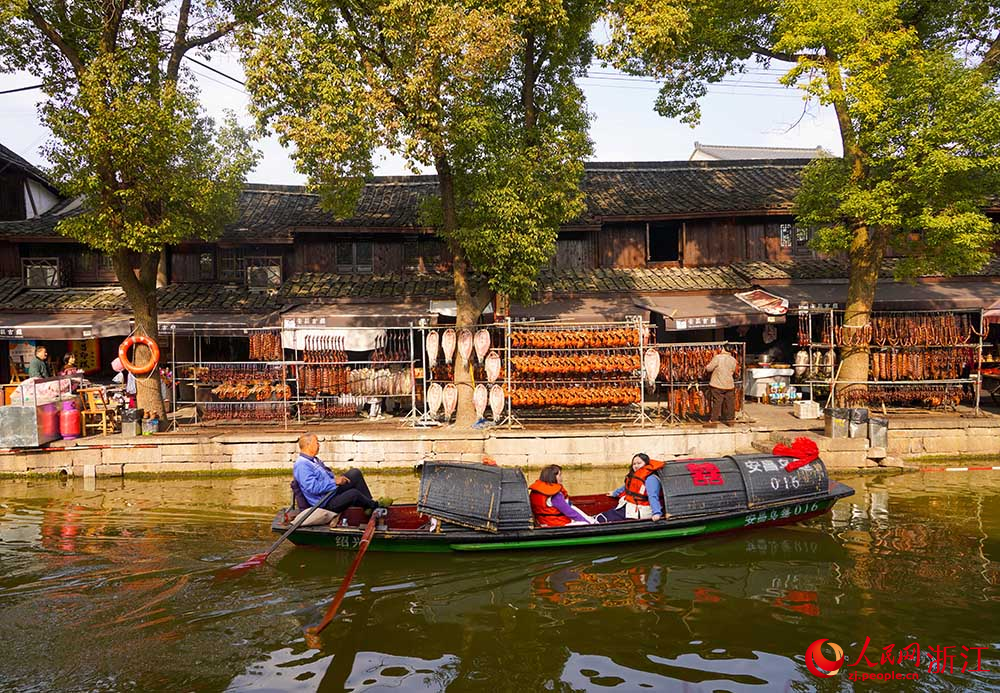 在浙江省紹興市柯橋區安昌古鎮，游客感受江南水鄉的獨特韻味。人民網 章勇濤攝