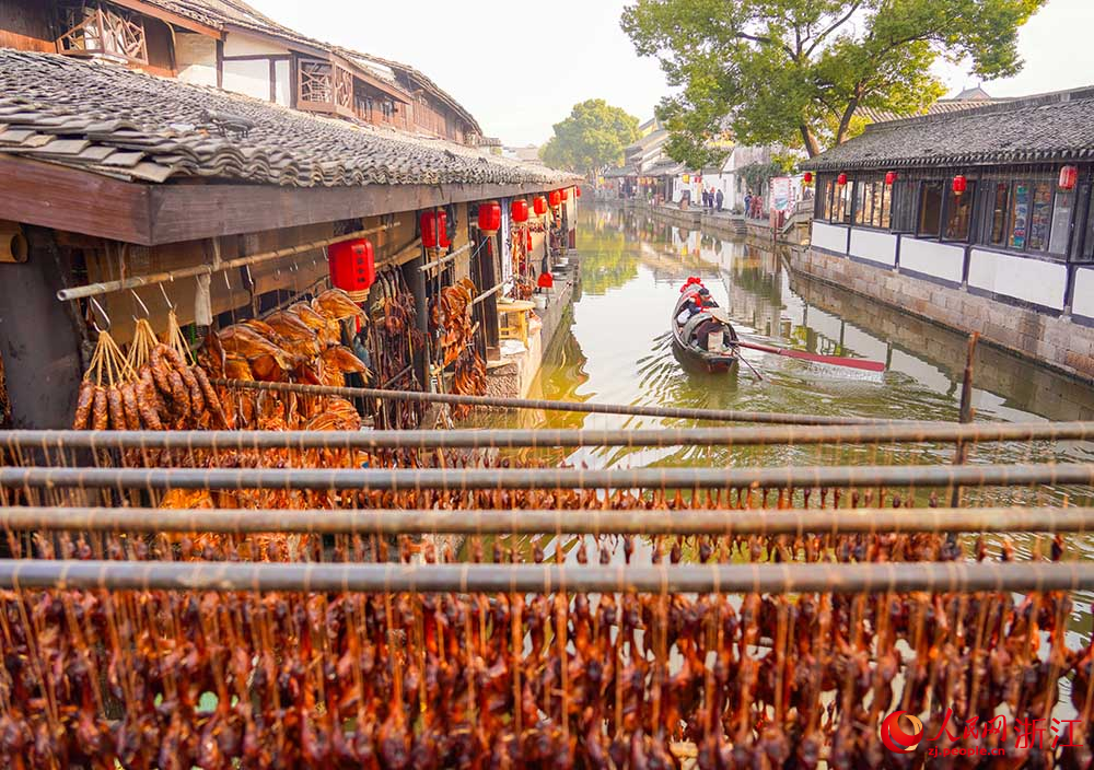在浙江省紹興市柯橋區安昌古鎮，游客感受江南水鄉的獨特韻味。人民網 章勇濤攝