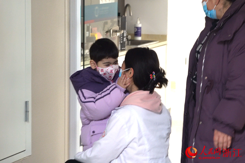 即將分別，小依依捧起了趙媽媽的臉。人民網 陳陸洵攝