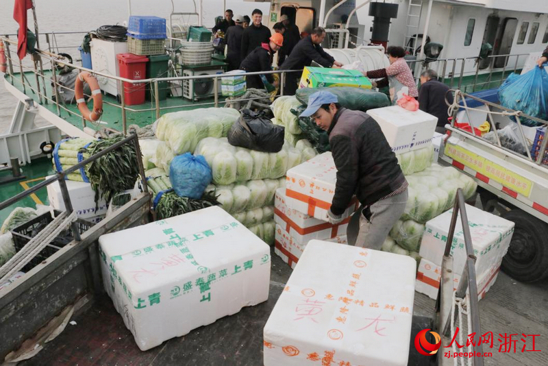 工人正從黃龍碼頭搬運蔬菜。人民網記者 王麗瑋攝