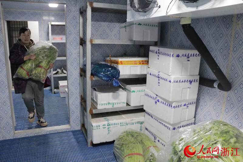 菜場工作人員將蔬菜搬運進冷庫。人民網記者 王麗瑋攝