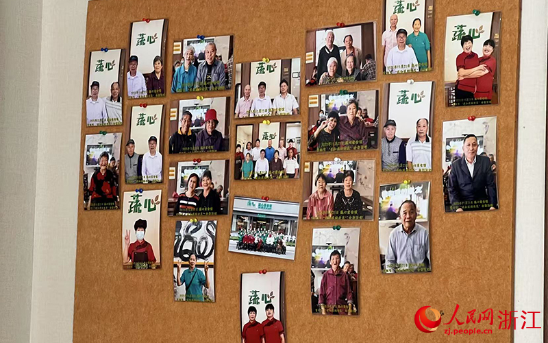 鋪滿相片的“愛心墻”。人民網記者 艾宇韜攝