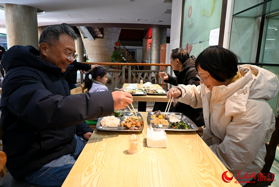 助餐點解決了老年人用餐問題。人民網記者 張麗瑋攝