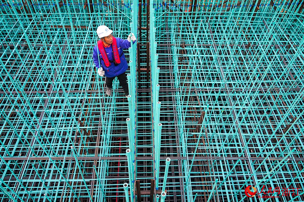 杭州灣跨海鐵路大橋施工現場，周朋在檢查施工情況。人民網 章勇濤攝