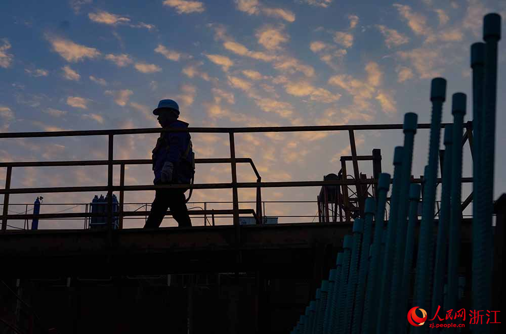 周朋迎著朝霞開始一天的勞作。人民網 章勇濤攝