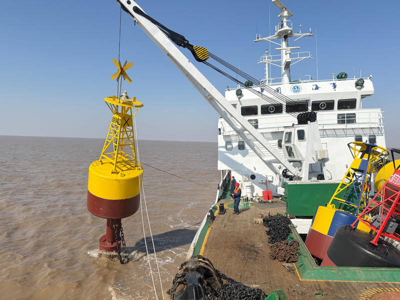 對航標搶修復位。寧波航標處供圖