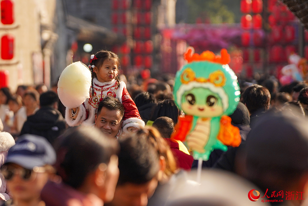 寧波市江北區慈城古縣城，市民游客絡繹不絕。人民網 章勇濤攝