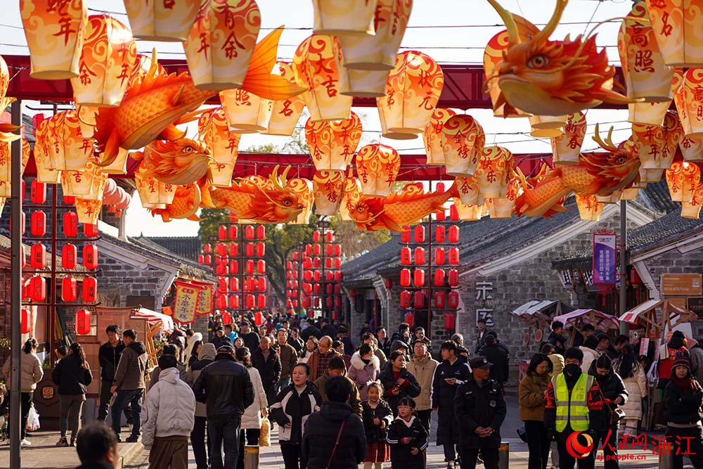 寧波市江北區慈城古縣城，市民游客絡繹不絕。人民網 章勇濤攝