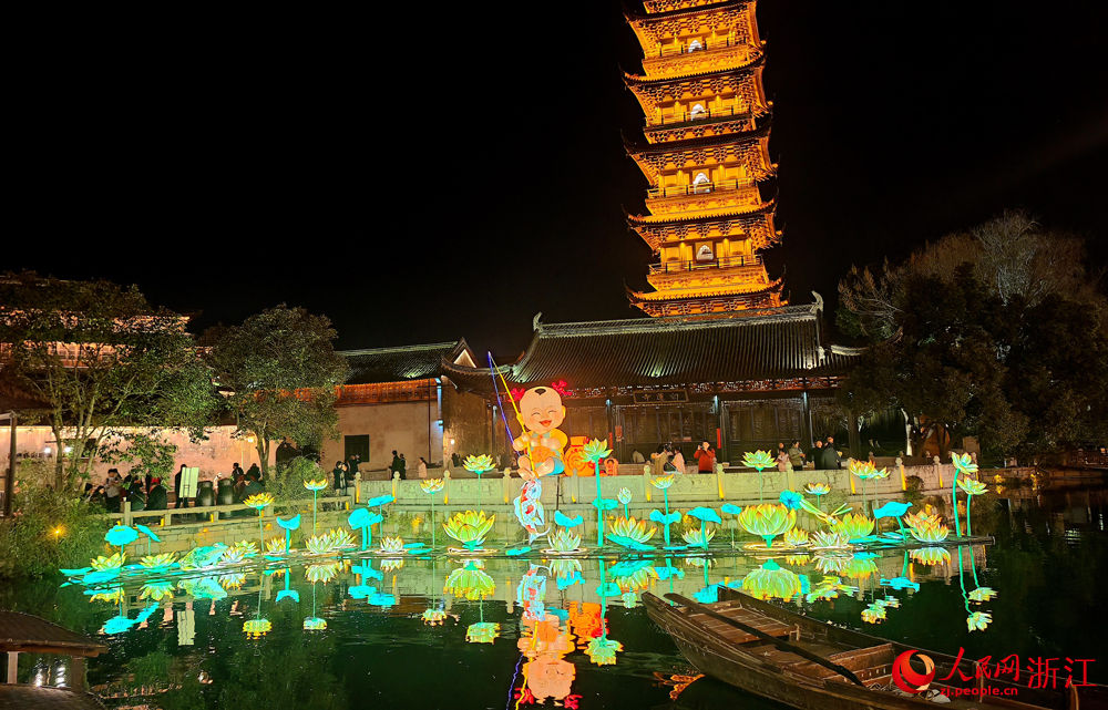 以“煙波釣童”為主題的花燈吸引眾多游客拍照打卡。人民網 方彭依夢攝