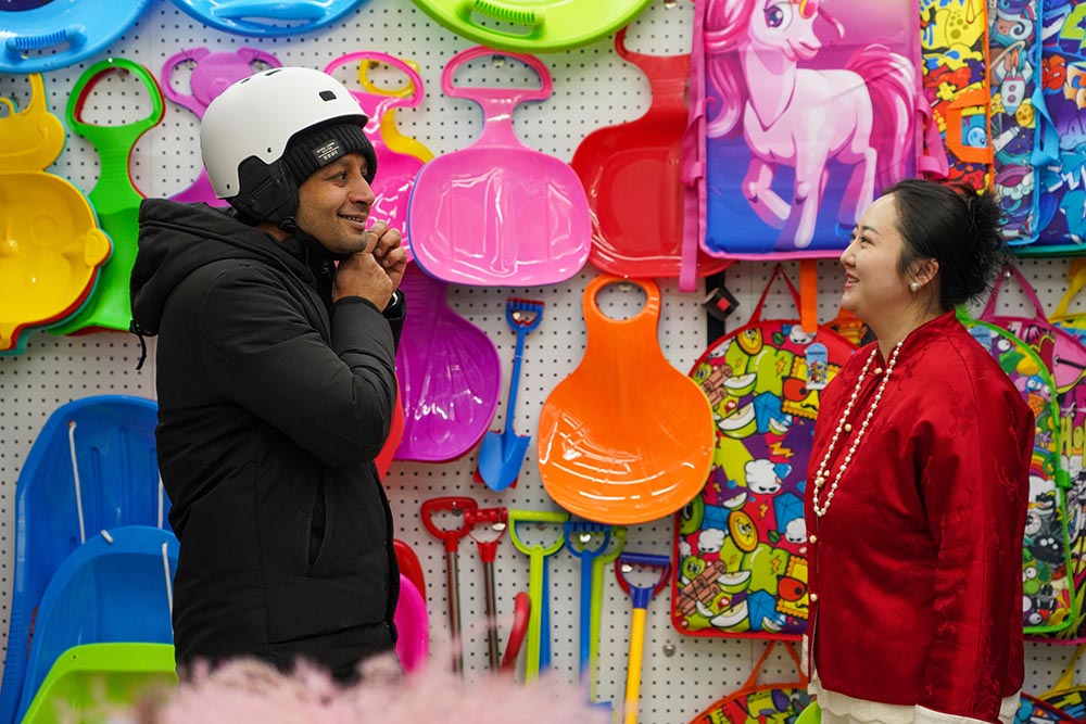 在浙江義烏國際商貿城，外商和市場經營戶在洽談冰雪用品生意。人民網 章勇濤攝