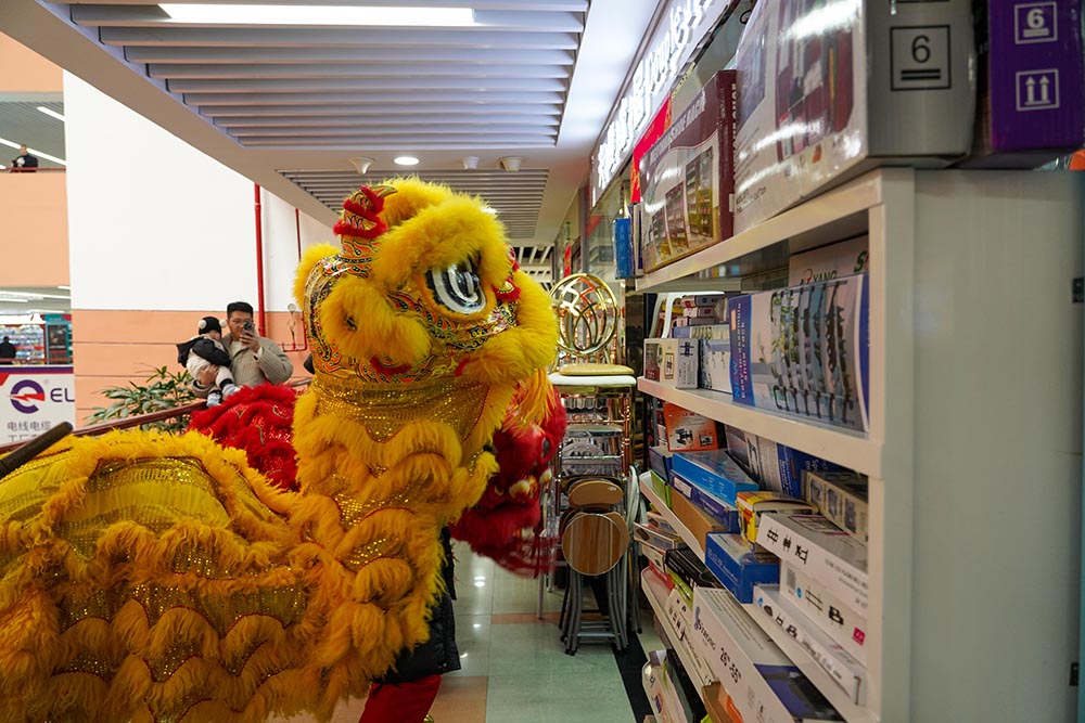 在浙江義烏國際商貿城，舞獅祝賀市場經營戶開門大吉。人民網 章勇濤攝