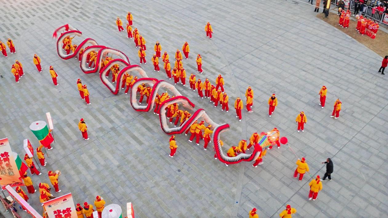 洋蛇燈表演。肥東縣供圖