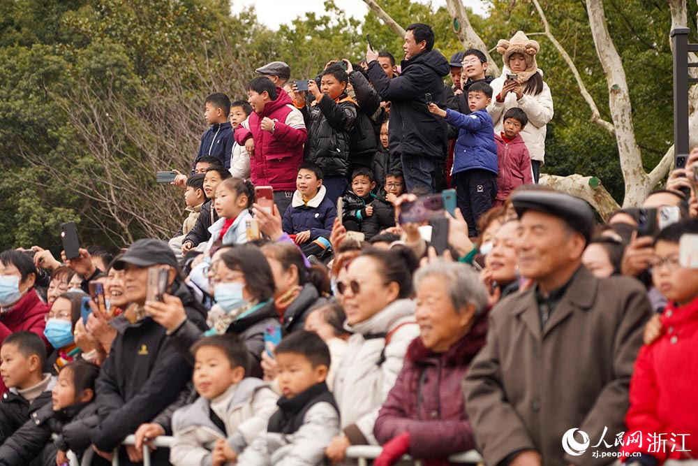 2月11日，在浙江省余姚市，豐富多彩的元宵活動吸引市民觀看。人民網 章勇濤攝