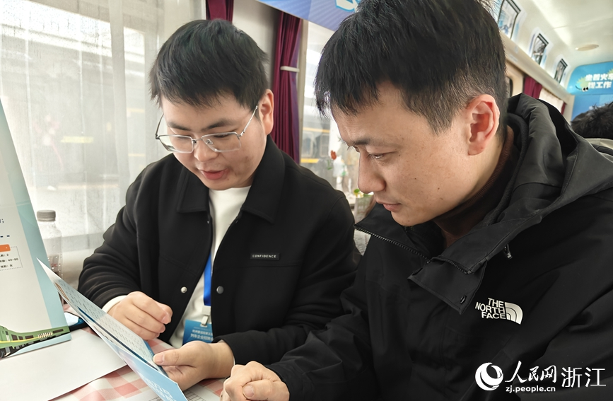 企業在接待前來求職的旅客。人民網記者 張帆攝