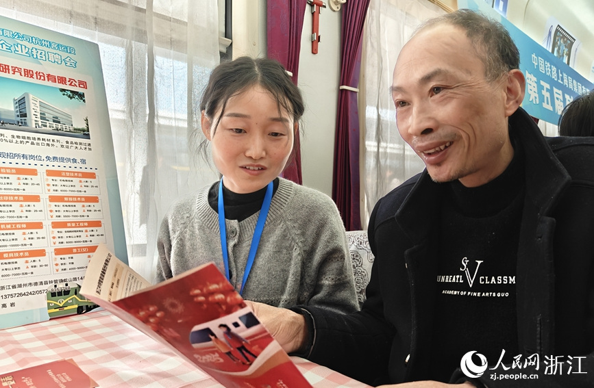 企業在接待前來求職的旅客。人民網記者 張帆攝