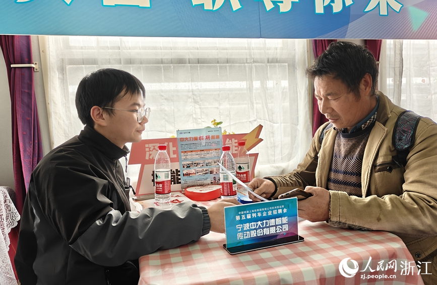 企業在接待前來求職的旅客。人民網記者 張帆攝