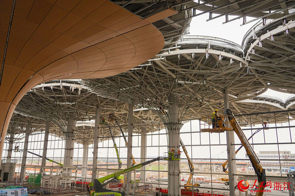 工人們開足馬力搶工期、趕進度，呈現一派火熱景象。人民網 章勇濤攝