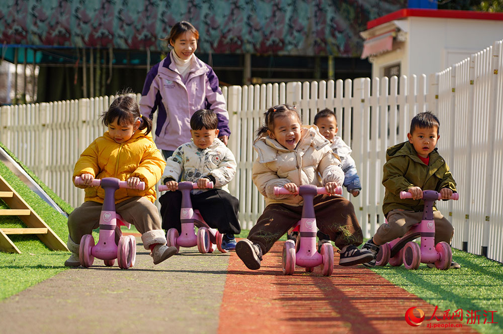 在浙江省嘉興市秀洲區新塍鎮一托育園，孩子們在戶外快樂地玩耍。人民網 章勇濤攝