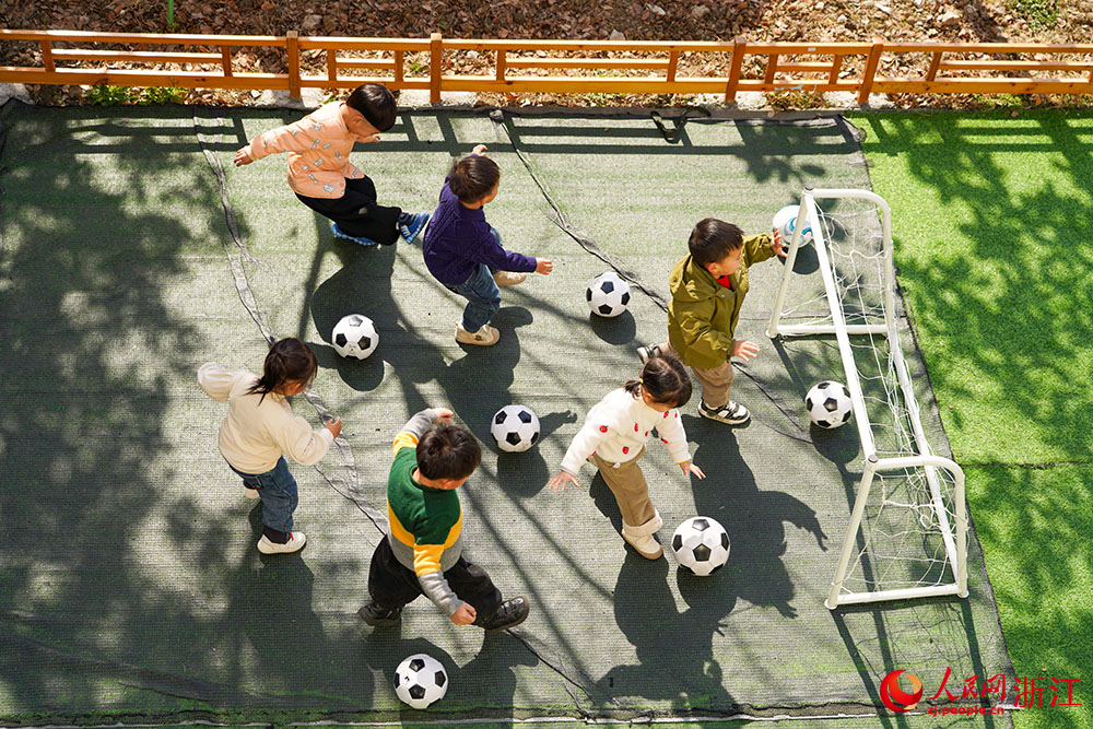 在浙江省嘉興市秀洲區新塍鎮一托育園，孩子們在戶外快樂地玩耍。人民網 章勇濤攝