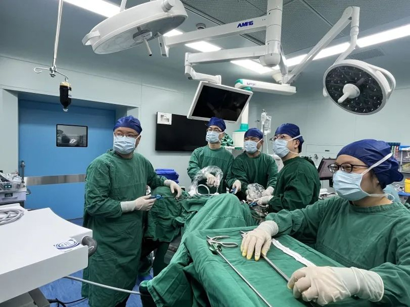 醫護人員正在進行手術。文成縣人民醫院供圖