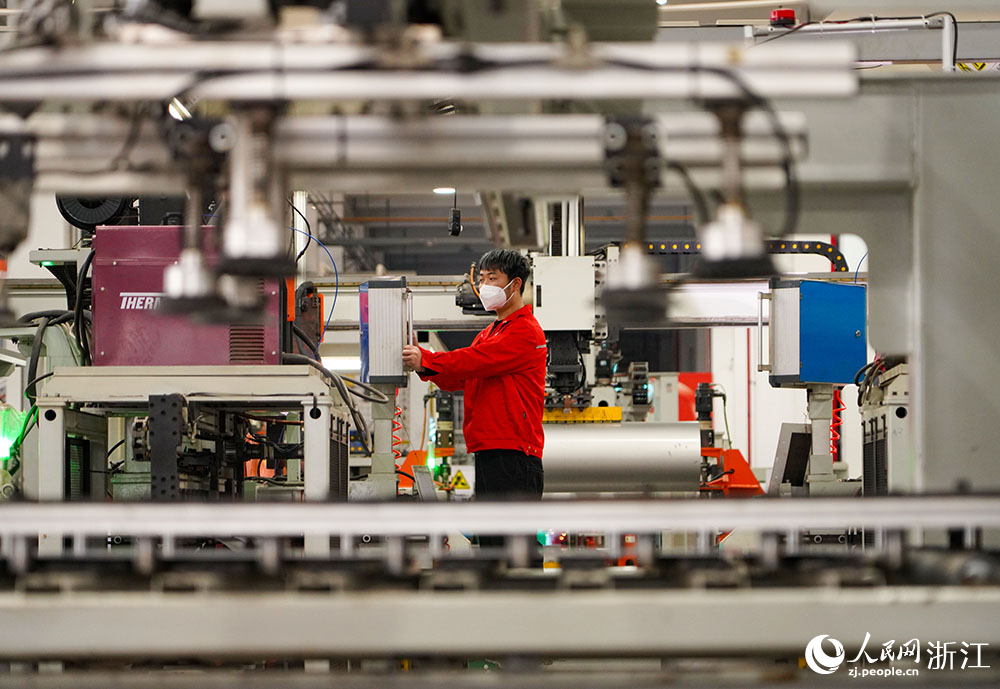 在麗水經濟技術開發區一電器企業生產線上，工人們正鉚足干勁趕制訂單。人民網 章勇濤攝