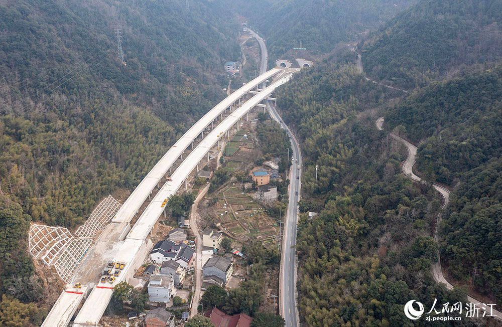 在浙江省溫州市瑞蒼高速施工現場，工程車輛來回穿梭，各類施工機械有序運轉。人民網 章勇濤攝