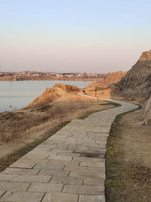 公園部分區域存在高落差陡坡。網友供圖