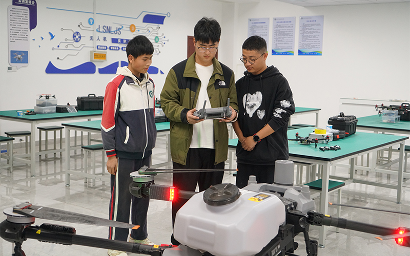 學校新購入大型農用植保無人機用于教學。王雯靜攝