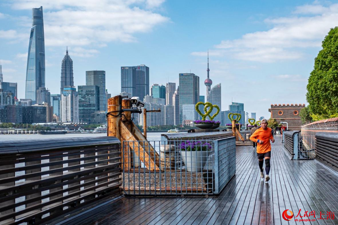 清晨，市民在楊浦濱江運動。 人民網記者 王初攝