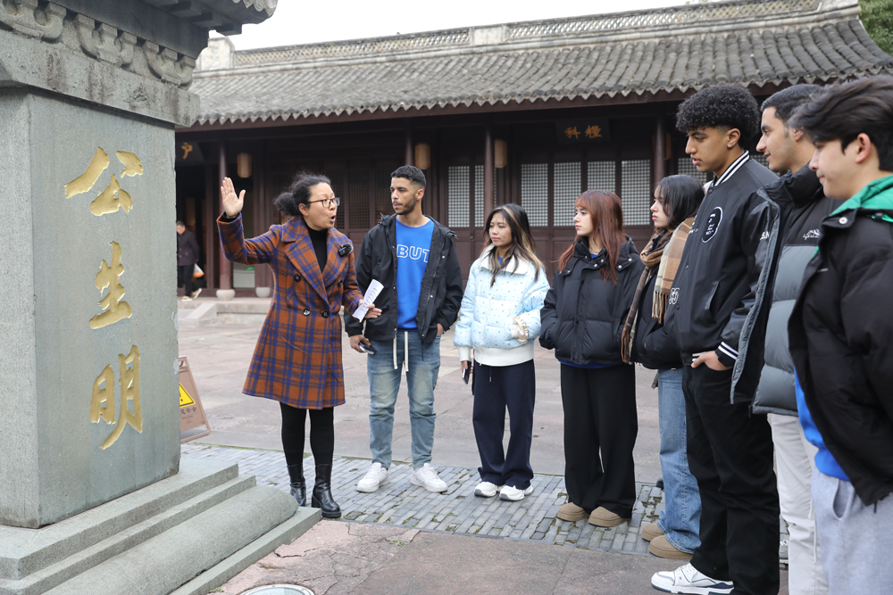 外籍學生在講解員的介紹下了解碑刻。張露攝