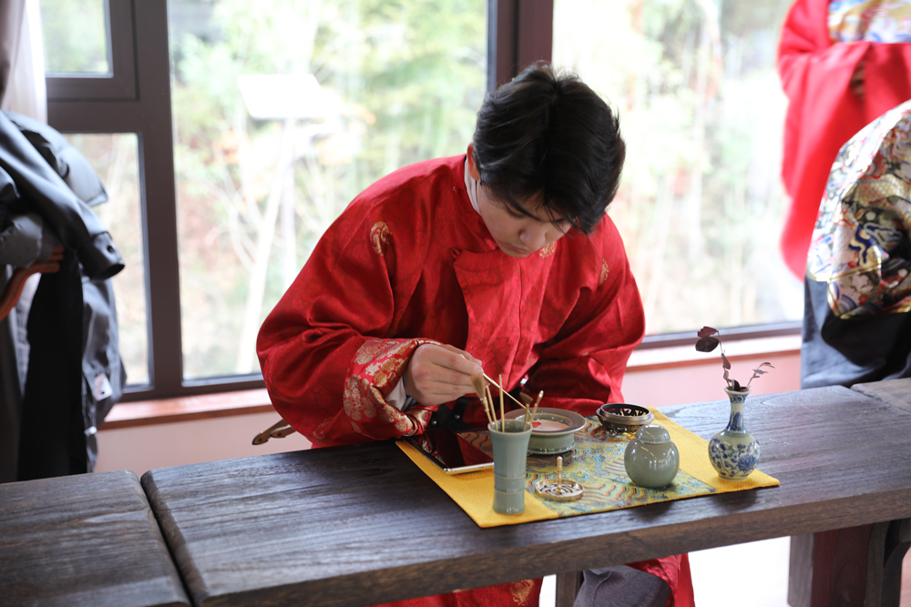 外籍學生學習制香。張露攝