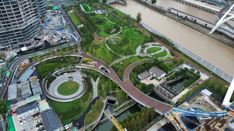 從高空俯瞰，西岸公園的整體布局宛如中國傳統服飾上的獨特“盤扣”，巧妙地將西、中、東三個區域相連結，實現互聯互通的景觀效果。受訪者供圖