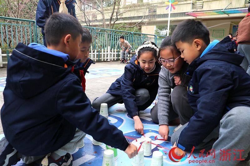 學生們自主設計的名為“齊心協力”的課間游戲。人民網 方彭依夢攝