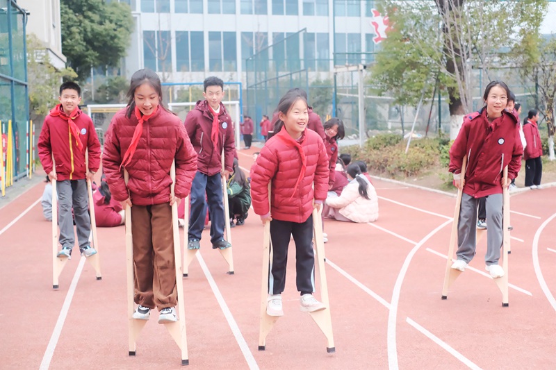 學生們在課間體驗傳統體育游戲“踩高蹺”。受訪者供圖