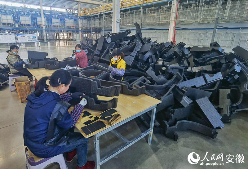 安徽瑞褀新材料有限公司生產線。人民網記者 周坤攝