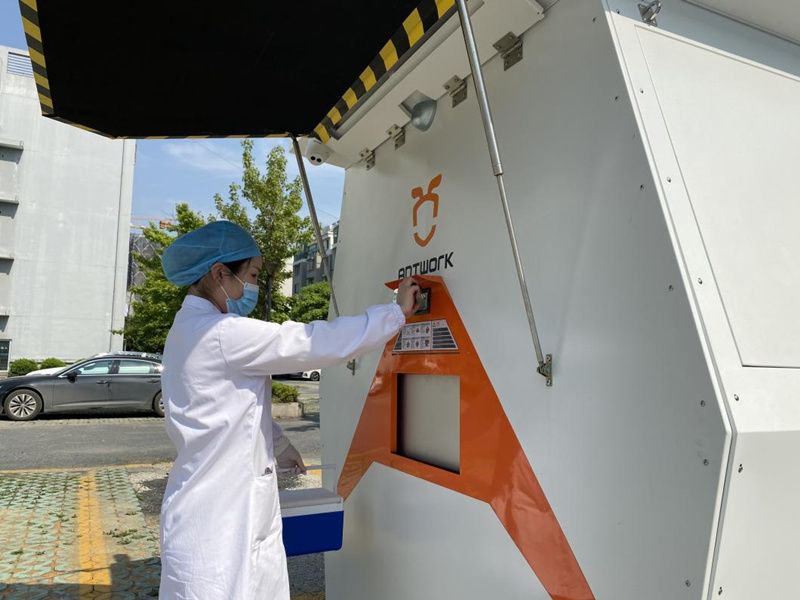 醫院接收無人機送來的醫療樣本。受訪者供圖