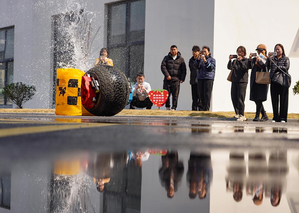3月18日，在杭州市錢塘區，觀眾在觀看兩棲智能機器人演示沖撞障礙物實驗。章勇濤攝
