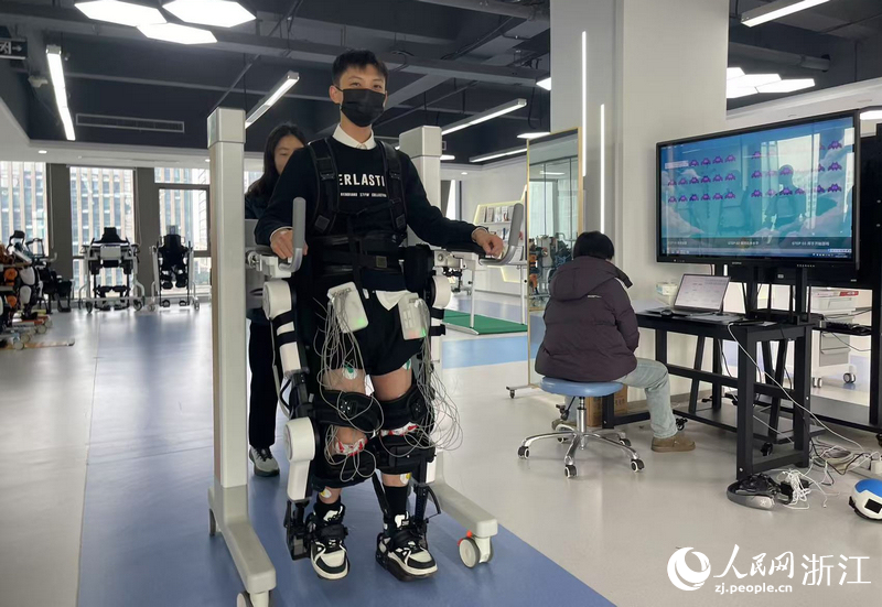 研發人員正在對外骨骼機器人進行測試。人民網記者 王麗瑋攝