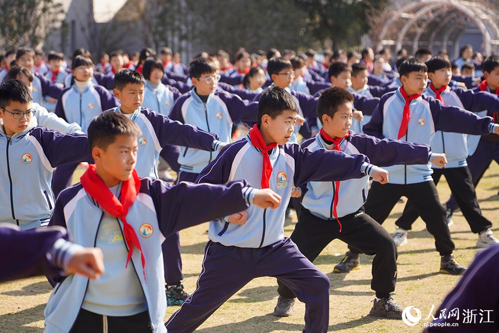 在浙江省臺州市黃巖區新前街道中心小學校園內，學生們在練習武術。人民網 章勇濤攝