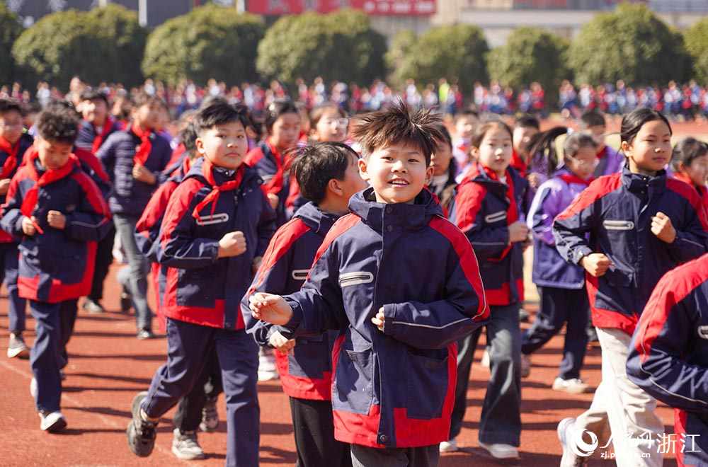 在浙江省臺州市黃巖區新前街道中心小學校園內，學生們在跑步。人民網 章勇濤攝