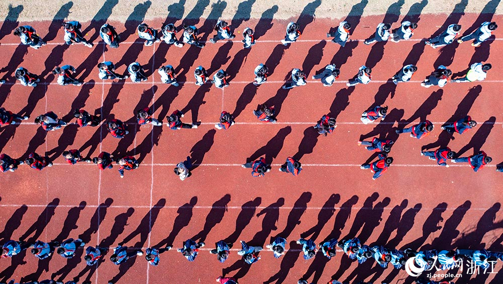 在浙江省臺州市黃巖區新前街道中心小學校園內，學生們在跑步。人民網 章勇濤攝