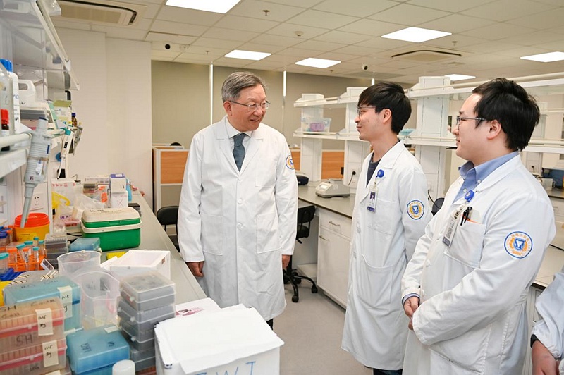 浙江大學醫學院附屬邵逸夫醫院院長、大肝癌“小而強”臨床創新團隊帶頭人蔡秀軍（左一）與青年人才交流。受訪者供圖