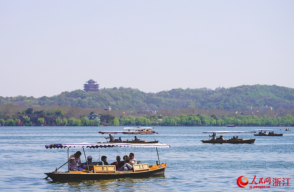 3月26日，杭州西湖畔游人如織。人民網記者 郭揚攝
