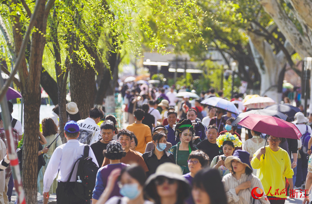 西湖景區開啟“人從眾”模式。人民網記者 郭揚攝