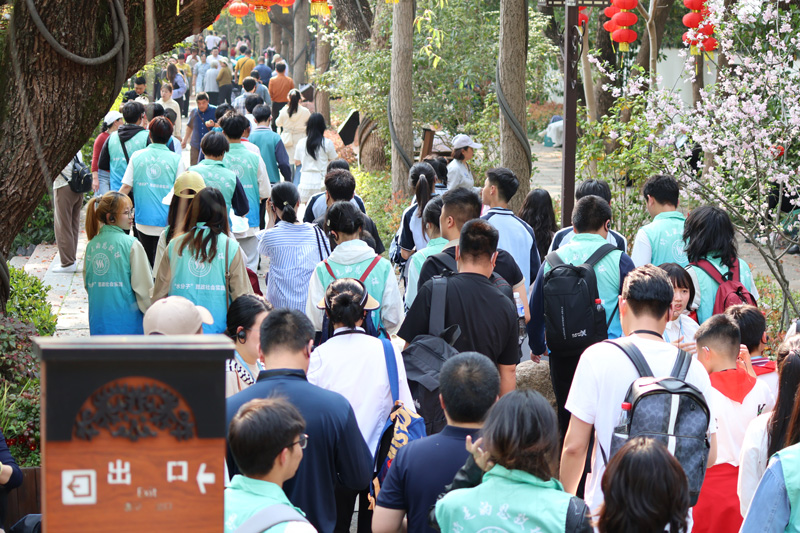 大中小學師生們沿著頔塘故道回溯大運河文化。浙江水院供圖