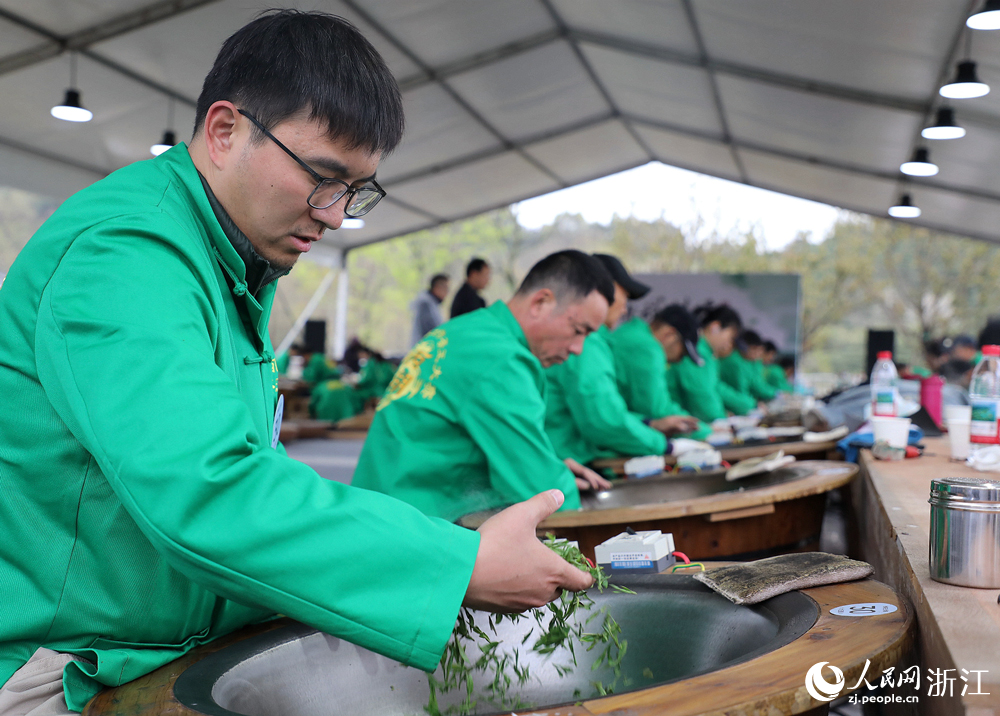 3月29日，2025年西湖區西湖龍井茶炒茶王大賽舉行。人民網 方彭依夢攝