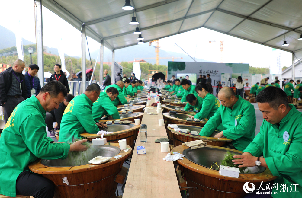 3月29日，2025年西湖區西湖龍井茶炒茶王大賽舉行。人民網 方彭依夢攝