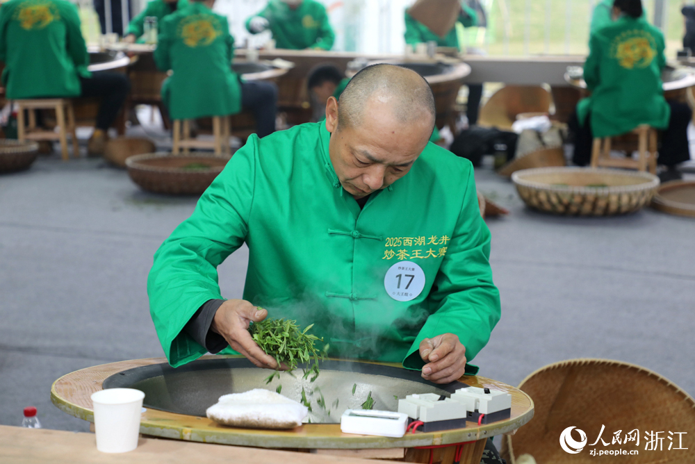 參賽選手正在專心致志地炒茶。人民網 方彭依夢攝