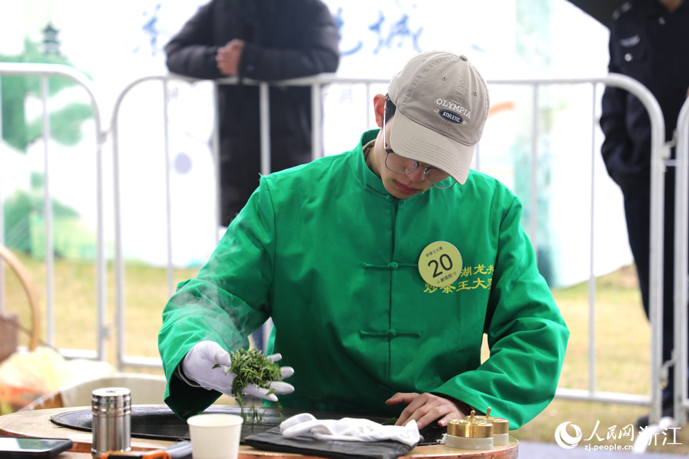 年輕力量的加入讓西湖龍井茶在傳承與發展中不斷煥發新活力。人民網 方彭依夢攝