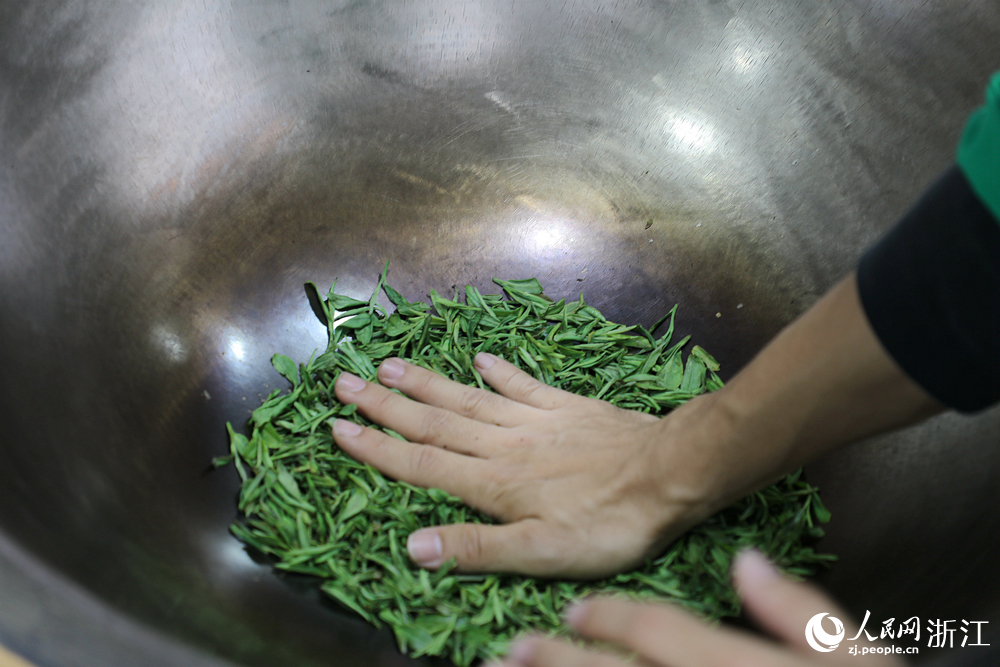 西湖龍井茶炒制手法有“抖、搭、拓、甩、抓、捺、推、扣、磨、壓”等十大手法。人民網 方彭依夢攝